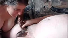 Redare O fată tânără își linge ciocolata de pe pula mare a iubitului ei în timp ce își arată sânii și sânii mari naturali