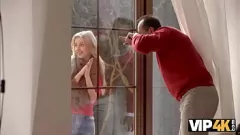 تشغيل حصريًا لـ VIP4K: الرجل العجوز يفاجئ نفسه بممارسة الجنس غير المخطط له على الطاولة مع جارته المراهقة الشقراء إلين جيس