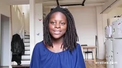 تشغيل برتول تكشف عن مكامن الخلل لديها: اللعب بالديلدو، وأسلوب هزلي، والثدي الطبيعي الكبير أثناء العمل