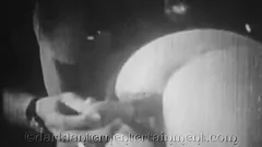 Abspielen Dark Lantern Entertainment präsentiert: Ein Vintage-Dreier mit haariger Muschi und klassischer Blowjob-Action