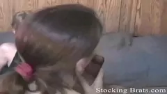 Oynat Ayak ibadeti ve femdom eyleminin olduğu bu sıcak lezbiyen bdsm fetiş sahnesinde çorap giymek her zaman bizi çok seksi ve baskın hissettiriyor