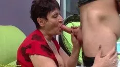 Reproducir Antes de rebotarla, mete la lengua en el coño hasta los orgasmos