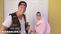 Reproducir Mia Khalifa hace una nueva película porno en 2019 con un pollo griego