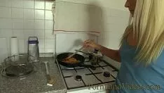 Odtwórz Pociera swojego kutasa cipki, aby się w to mocno wciągnąć