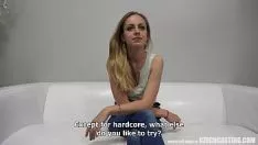 Afspelen Sexy Engelse vrouw begint na het geven van een interview seks met producenten