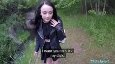 Abspielen Sex im Wald mit einer Prostituierten in ihren nackten Brüsten