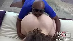 Jouer L'homme noir vous montre comment battre une pute chaude