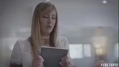 Afspelen Verpleegster met zeer grote borsten die haar patiënten thuis verzorgt omdat