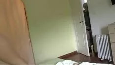 Oynat Kar tatili için hazırlanan ve emerken başlarına şapka takan gençler