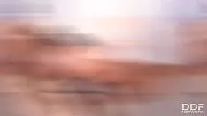 Afspelen Brunette met grote tieten wacht om van achteren geneukt te worden