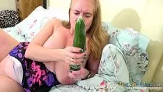 Oynat Büyük göğüslü bu olgun kadın orgazma ulaşmak için bu yapay penis kullanıyor