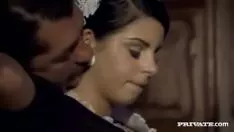 تشغيل تقوم الفاسقة السمراء بسحب شعرها أثناء ركوعها على الأريكة وتمارس الجنس في المؤخرة