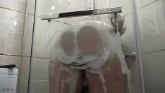 Oynat Köpüğü yıkamak için duş kullanıyor ama aynı zamanda onunla amına mastürbasyon yapıyor