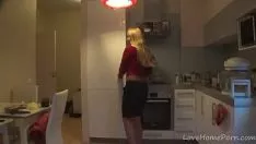 Afspelen Na het betalen van het inschrijfgeld gaat deze kut op haar knieën zitten en begint te