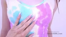 Cette jeune mignonne a une chatte très excitée et humide qui veut