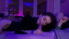 Afspelen Sensuele brunette tiener wordt in haar strakke kont geneukt door een grote lul