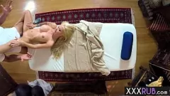 Une blonde stressée avale une bite après un massage intense - Action MILF chaude