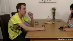 Redare BBW dolofan se răzbună cu sânii ei mari și cu penisul mare al iubitului înșelat