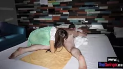 Reproducir La adolescente asiática Num se vuelve loca: un masaje caliente lleva a montar una polla dura