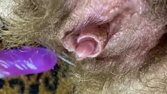 Afspelen Close-up van harig poesje: orgasme met grote clitoris met vibrator masturbatie POV