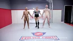 Redare Naked Wrestling Showdown: Avery Jane vs Cody Carter - Luptă sexuală intensă