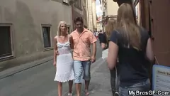 Adolescente bionda traditrice viene sorpresa dal suo fidanzato con suo fratello - Realtà hardcore Euro GF Porn