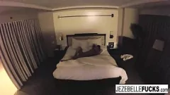 Abspielen Jezebelle Bonds Solo-Masturbationssitzung im Hotelzimmer