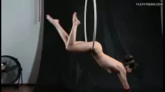 Abspielen Die rasierte Muschi-Turnerin Agnes Feher streckt es aus