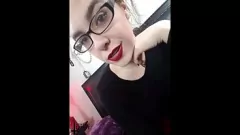 Reproducir Diosa morena con lápiz labial rojo humilla a hombres con penes pequeños durante una recopilación de sesiones de sexting