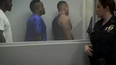 Afspelen Rondborstige MILF in uniform gaat aan de slag met een goed bedeelde zwarte knapperd