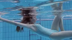 Reproducir Juego lésbico en solitario de una adolescente morena bañada por el sol en erótica junto a la piscina y bajo el agua