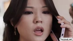 Abspielen Asian Babe bekommt intensive Shemale Fick von ihrer tätowierten Frau