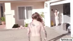 Jouer Les T-Girls en chaleur Brittney Kade et l'inconnue Eva Maxim dans un trio intense à cru