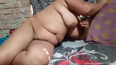 Jouer La belle-mère donne à son son premier pipe choquant