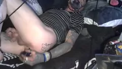 Reproducir Hottie tatuado se moja y es salvaje con consoladores y lubricantes