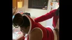 Reproducir BBC en la cocina: MILF obtiene gran energía de polla incluso cuando está enojada esta Navidad