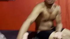 Reproduzir Enteada entedia o encontro proibido do padrasto com uma boneca sexual masculina