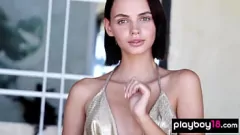 Reproduzir Gata morena magra Lilit Ariel expõe seus peitos pequenos e buceta raspada