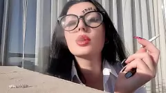 Odtwórz Sexy Mistress Nika's Paling Fetish: Gra papierosów, dmuchanie dymu i popioły