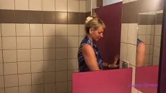 تشغيل الجبهة الإيطالية Luna Green's Pov الشديدة بوف ديبثرات في الحمام في الهواء الطلق
