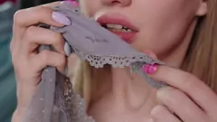 Afspelen Kira Loster's intieme kussende ontmoeting in lingerie