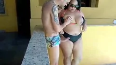 Reproduzir Bbw gata chupando pau grande na festa da piscina porno