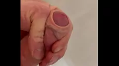 Reproducir Acariciando mi gruesa polla monstrua en la ducha hasta que me corra