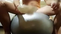 Reproduzir Masturbação Mayhem: Sexy Muscle Guy Ejacula em Balance Ball!
