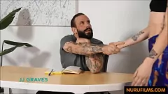 Reproduzir Experimente a massagem sensual de Nuru: o trabalhador do lobby e o massagista ficam íntimos