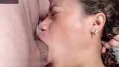 Reproduzir A deusa latina Hellena engole dois caras de sorte em um boquete duplo intenso