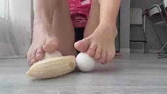 Abspielen Fußfetisch-Crush: Guten Morgen und Eierquetschen