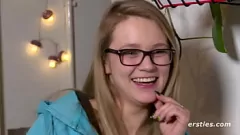 Abspielen Blondes lesbisches Babe tobt mit Zauberstab – Solo-Masturbation mit großen Titten und rasierter Muschi