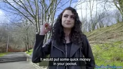 Reproducir Nena adolescente tatuada con tatuajes y pantimedias monta una polla en POV por dinero en efectivo después de una mamada