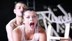 Reproduzir Nadia White, a morena milf com peitos grandes e bunda grande, domina Johnny em uma sessão intensa de femdom com garganta profunda, tit-fuck e face-fuck.